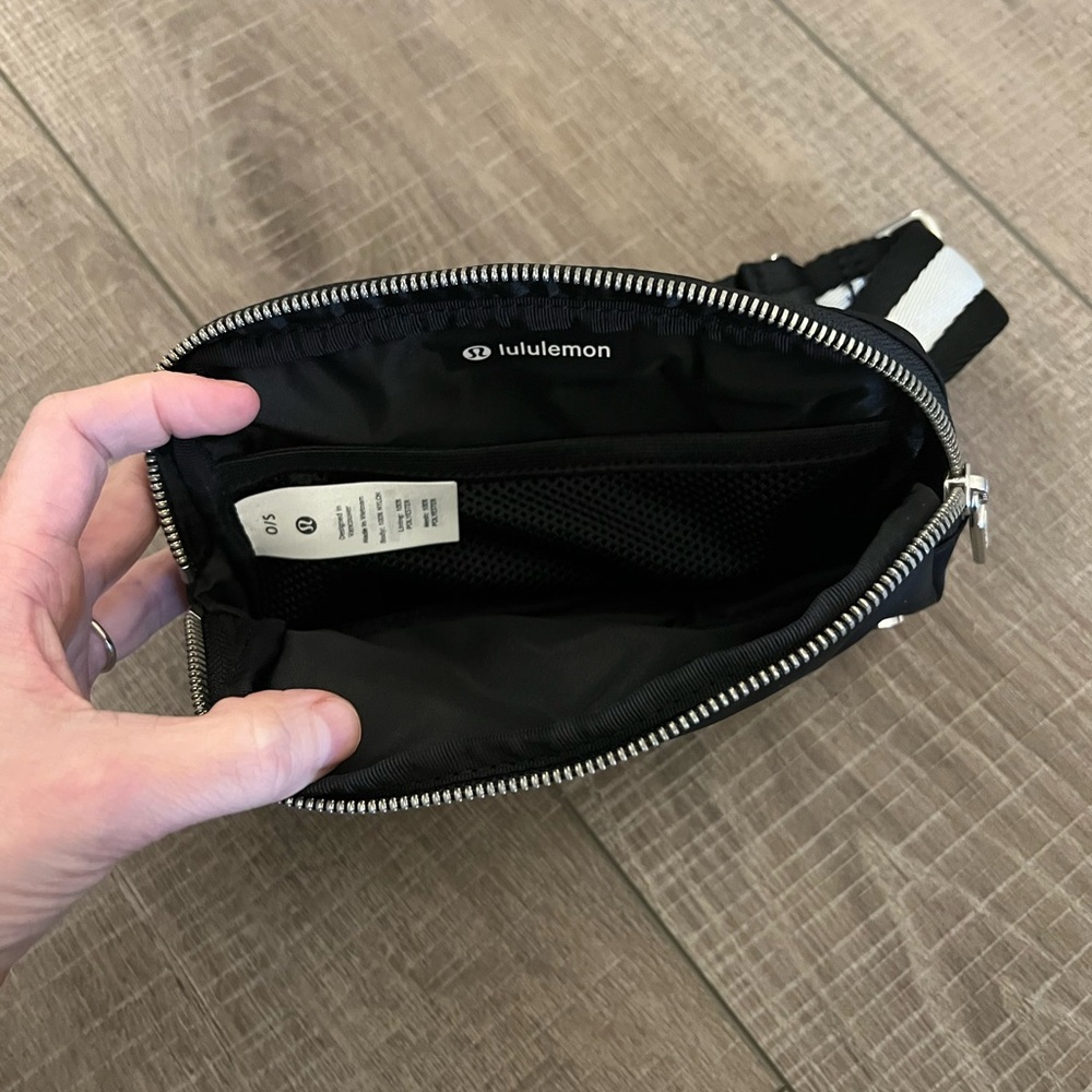 Lululemon Everywhere Crossbody Bag in Black - Picture 3 of 5